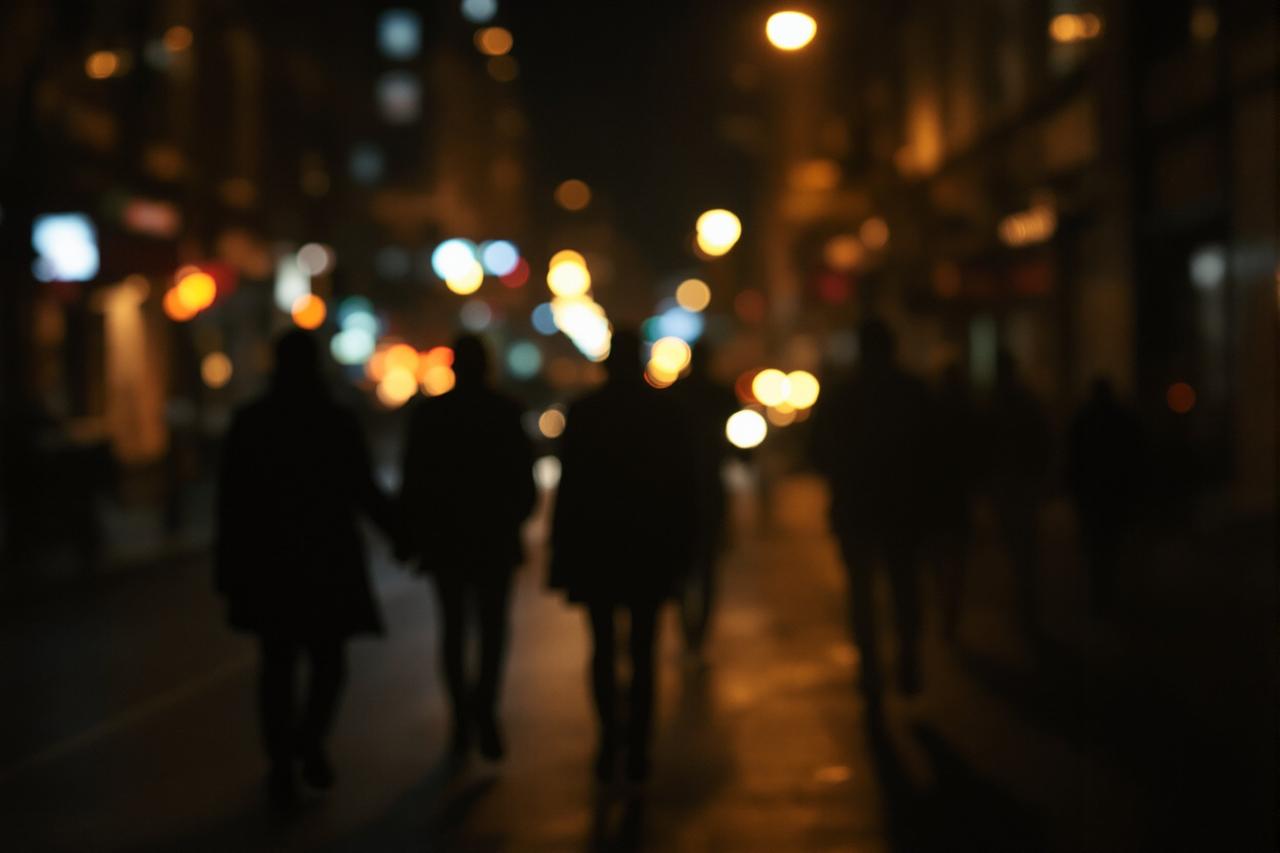 独家爆料:某顶流艺人深夜密会神秘女子,疑似新恋情浮出水面 深夜某高端小区附近,两道人影并肩行走的独家画面